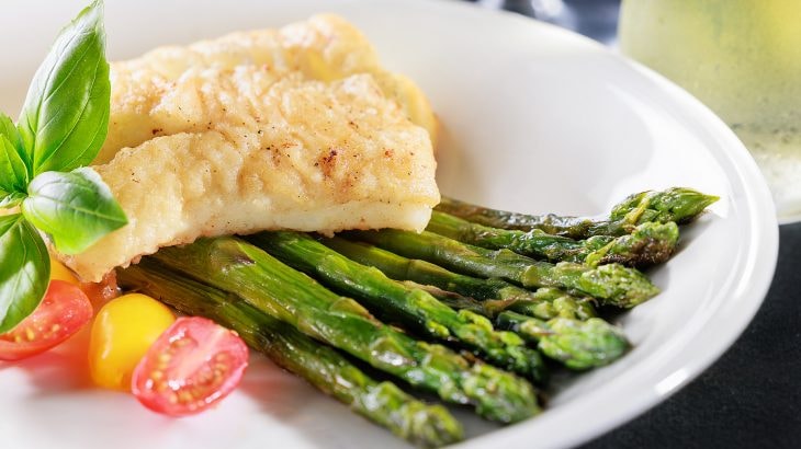 Grilled fish fillet with asparagus and tomato